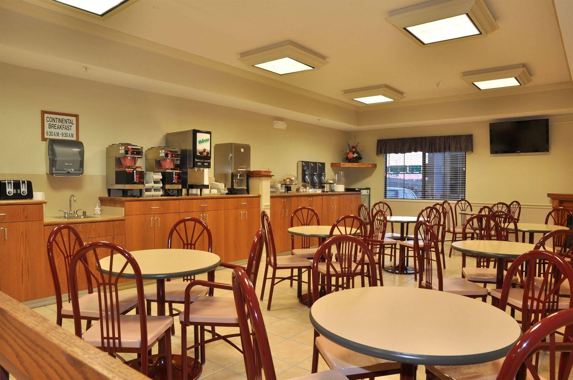 Hotel La Quinta By Wyndham Wichita Airport Extérieur photo