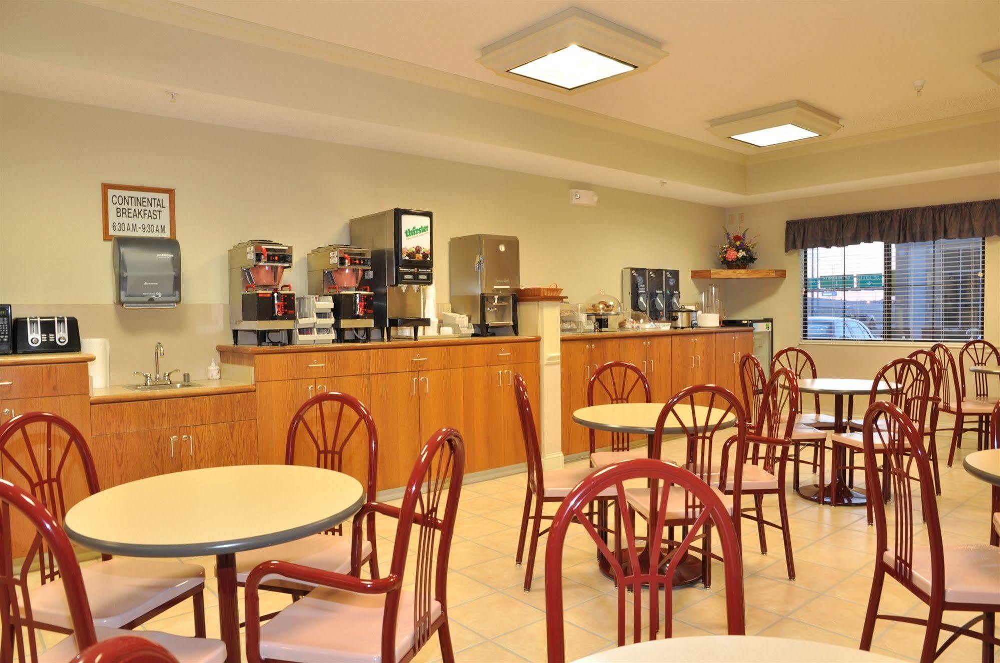 Hotel La Quinta By Wyndham Wichita Airport Extérieur photo